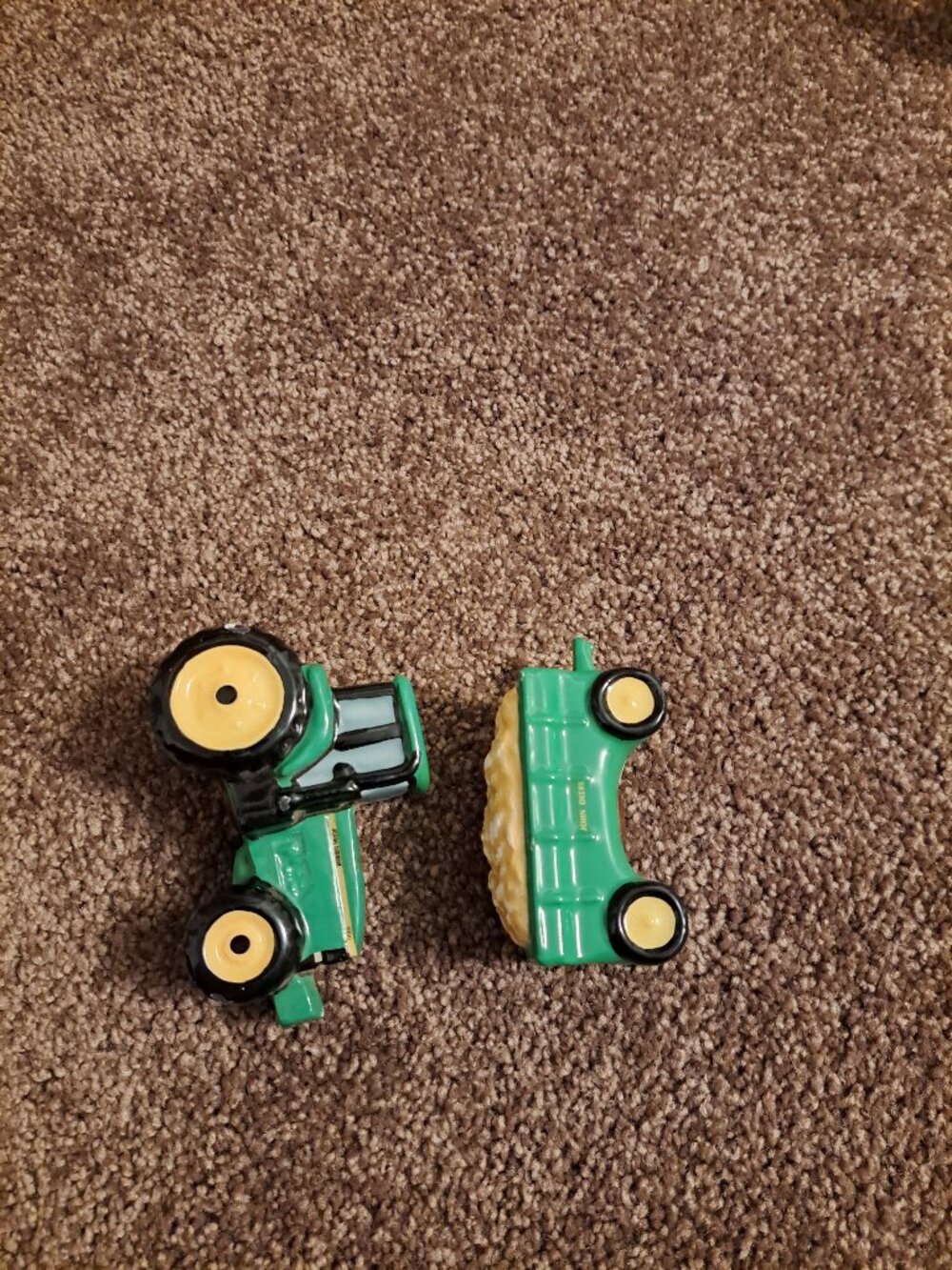 Vintage 1998 Enesco ceramic John Deere Tractor&Wagon Salt and Pepper Shaker Set - Picture 3 of 8